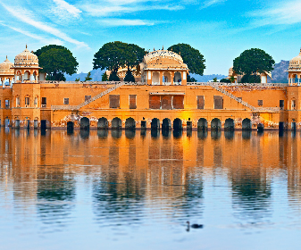 Sitting right in the centre of the Man Sagar Lake lies this one of the most photographed monuments of India. The most mesmerising feature of the palace is its 4 storeys are submerged underneath. The intricate combination of Mughal and Rajput architectural style makes it stand out from other palaces.  